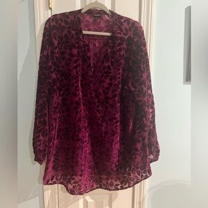 Beautiful velour detail tunic from Torrid. Size 1 (US 14-16).